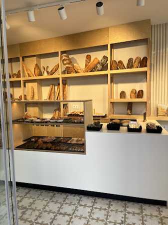 Fotografia tomada fuera de CAN GIRONÈS - Panadería en Blanes, Girona