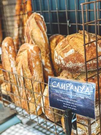 Fotografia tomada fuera de Can Kiku - Avinguda Amèrica - Forn de pa en Mataró, Barcelona