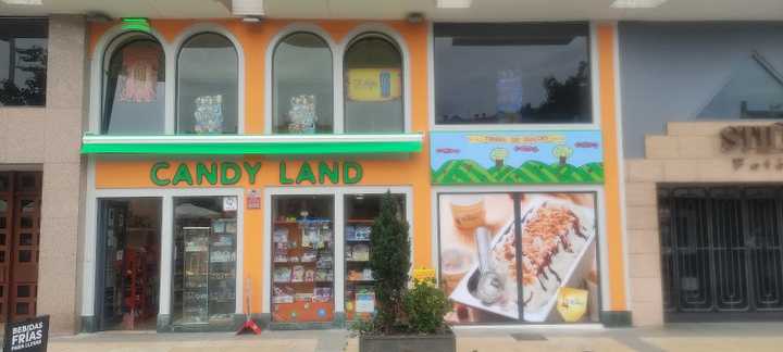 Fotografia tomada fuera de Candy Land - Tienda de golosinas en Torrelavega, Cantabria