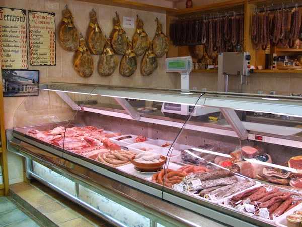 Fotografia tomada fuera de Carnicería Modesto, artesanos de la carne, desde 1920 - Tienda de alimentación en Escalona, Huesca