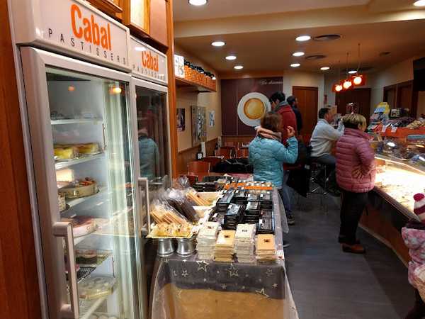 Fotografia tomada fuera de Carquinyolis Pastisseria Cabal - Pastelería en L'Espluga de Francolí, Tarragona