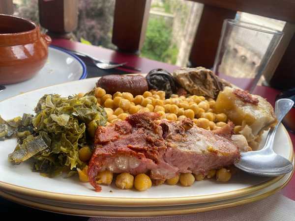 Fotografia tomada fuera de Casa Ángel - restaurantes en Potes, Cantabria