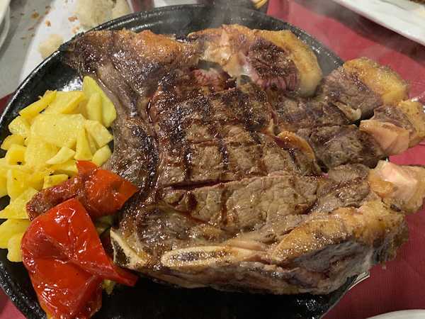 Fotografia tomada fuera de Casa Aniceto - Restaurante asturiano en Jiménez de Jamuz, León