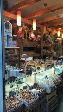 Fotografia tomada fuera de Casa Breogán - Productos Gallegos - Tienda de alimentación en Madrid, Madrid