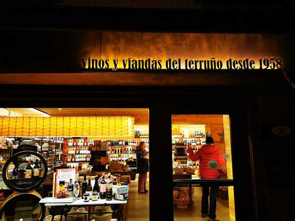 Fotografia tomada fuera de Casa Enrique - Supermercado en Sallent de Gállego, Huesca