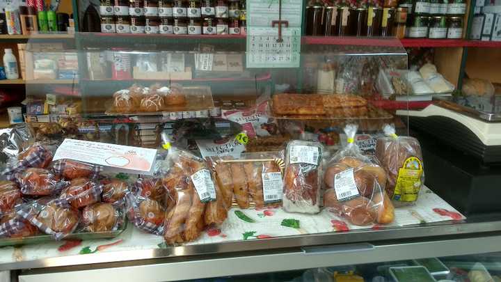 Fotografia tomada fuera de Casa Marila - Tienda de alimentación en Gijón, Asturias