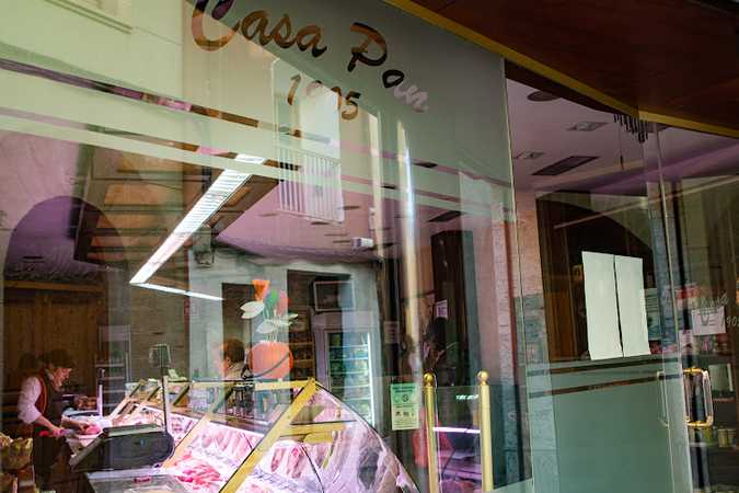 Fotografia tomada fuera de Casa Pan - Carnicería en Aitona, Lleida