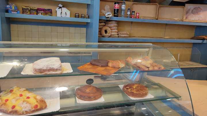 Fotografia tomada fuera de Casa Reme Menchú - Panadería en Ares, A Coruña