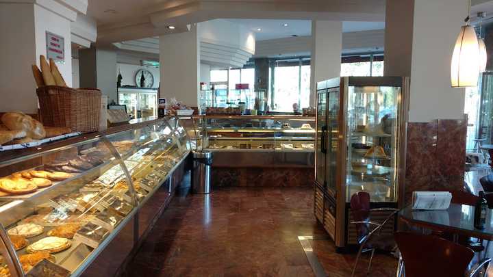 Fotografia tomada fuera de Casa Ysla Pastelería-Cafetería / Piononos - Pastelería en Granada, Granada
