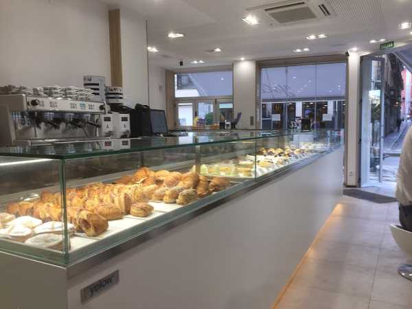 Fotografia tomada fuera de Casa Ysla Pastelería-Cafetería / Piononos - Pastelería en Granada, Granada