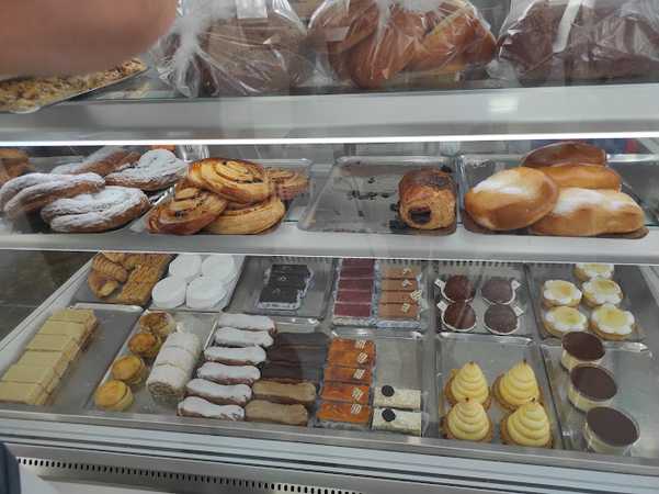 Fotografia tomada fuera de Casa Ysla Pastelería-Cafetería / Piononos - Pastelería en Granada, Granada