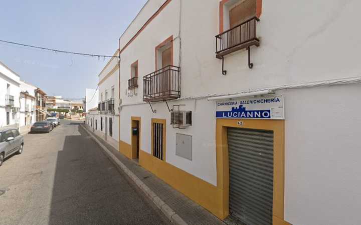 Fotografia tomada fuera de Charcutería Luciano - Tienda de fiambres en Almodóvar del Río, Córdoba