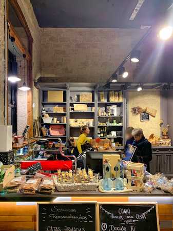 Fotografia tomada fuera de Chez Marzola - Tienda de delicatessen en Huesca, Huesca