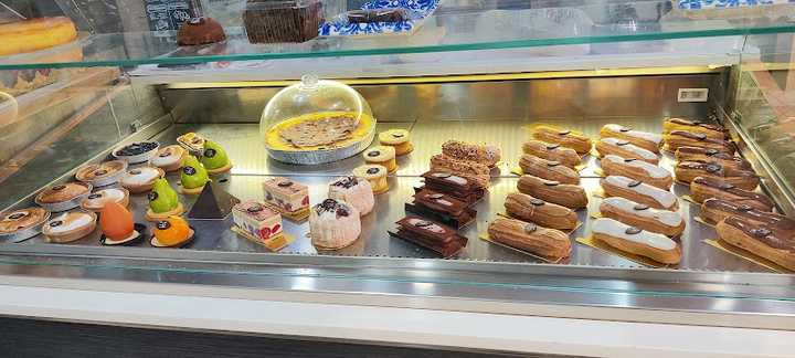 Fotografia tomada fuera de Chris & Lau - Pastelería francesa en Alcalá de Henares, Madrid