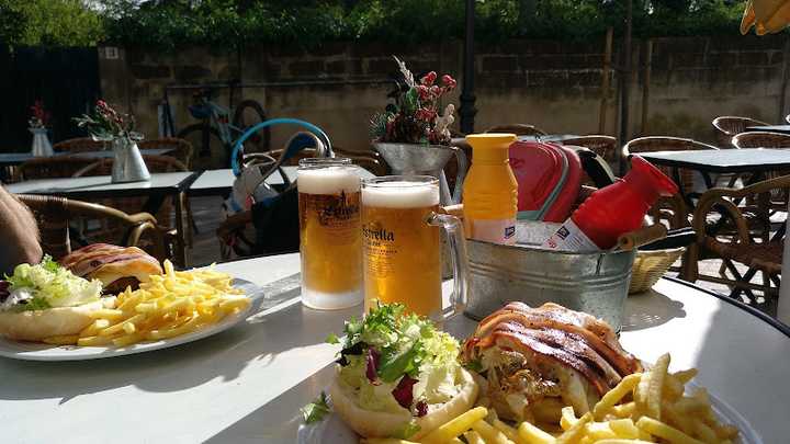 Fotografia tomada fuera de Coliseo Esporles - cafeterías en Esporles, Baleares