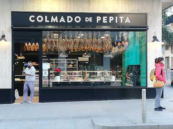 Fotografia tomada fuera de Colmado de Pepita - Tienda de alimentación en Almería, Almería