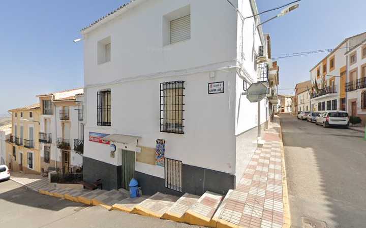 Fotografia tomada fuera de Comestibles las 4 Esquinas - Tienda de alimentación en Larva, Jaén