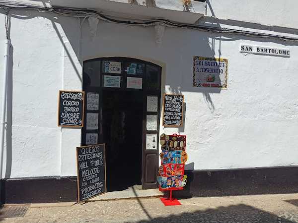 Fotografia tomada fuera de Comestibles San Bartolomé - Supermercado en Alájar, Huelva