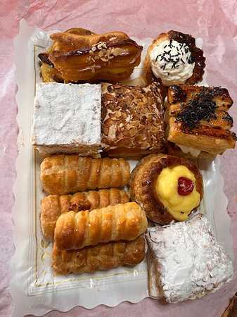 Fotografia tomada fuera de Confitería Belén - Pastelaría especializada en tortas en Castro de Rei, Lugo