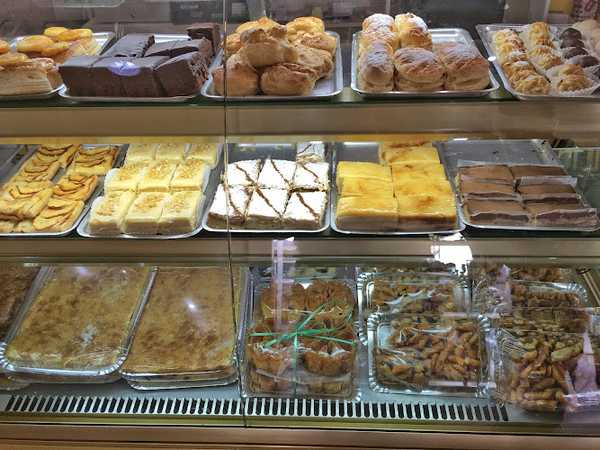 Fotografia tomada fuera de Confiteria Bózquez Aracena - Pastelería especializada en tartas nupciales en Aracena, Huelva