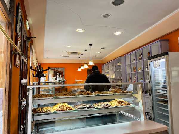 Fotografia tomada fuera de Confitería Caprichos - Pastelería en Valencia de Don Juan, León