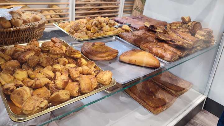 Fotografia tomada fuera de Confitería Carmen - Panadería en Salinas, Asturias