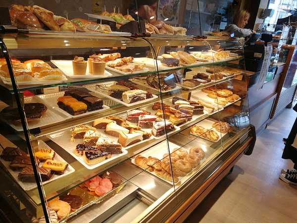 Fotografia tomada fuera de Confitería Colón - Pastelería en Villaviciosa, Asturias