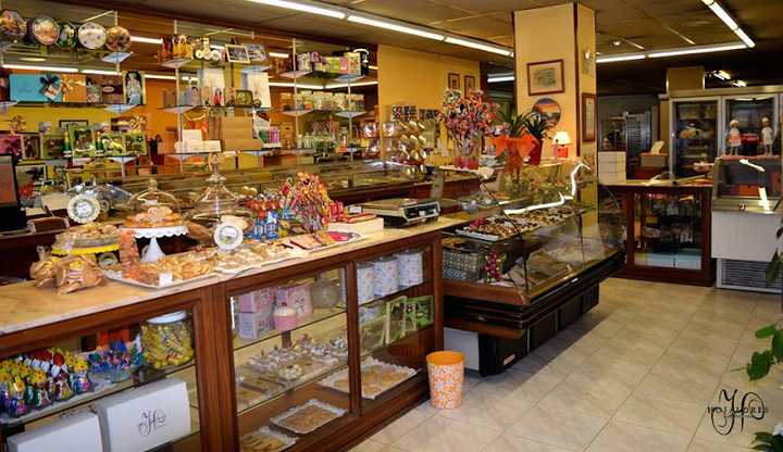 Fotografia tomada fuera de Confitería Hojaldres (Torrelavega) - Pastelería en Torrelavega, Cantabria