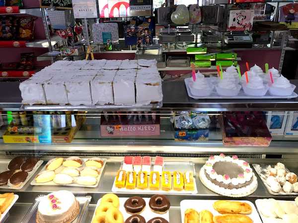 Fotografia tomada fuera de CONFITERÍA LA PLAZA. - cafeterías en Las Pedroñeras, Cuenca