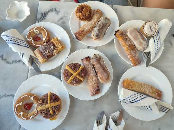 Fotografia tomada fuera de Confitería Los Rosales - Pastelería en Navia, Asturias