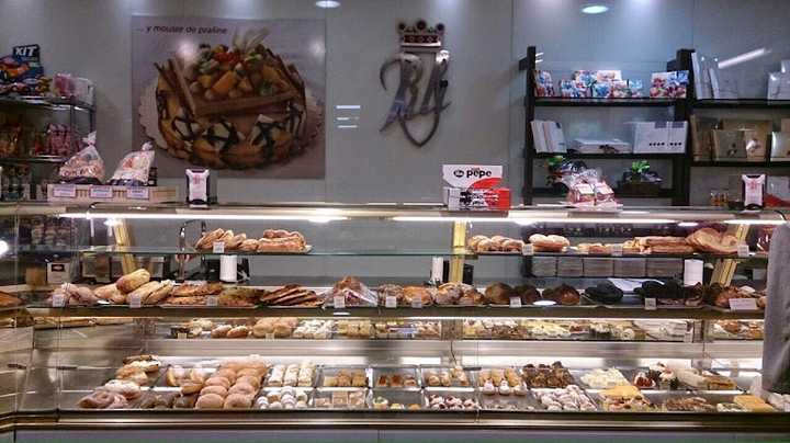 Fotografia tomada fuera de Confiteria Pili (Cc El Rosal) - Pastelería en Ponferrada, León