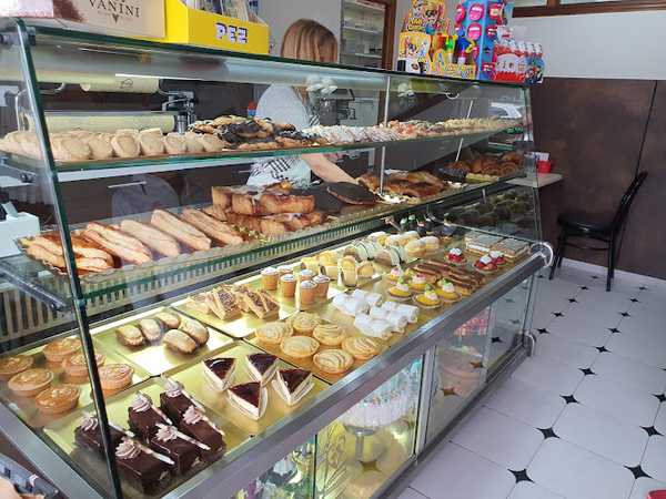 Fotografia tomada fuera de confiteria rodriguez - Pastelería en Llanes, Asturias