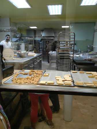 Fotografia tomada fuera de Confitería Santos. Obrador - Pastelería en Torrelavega, Cantabria