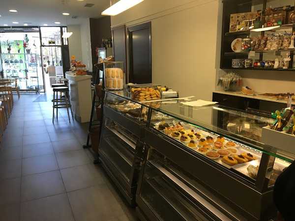 Fotografia tomada fuera de Confitería Vega - Pastelería en Torrelavega, Cantabria