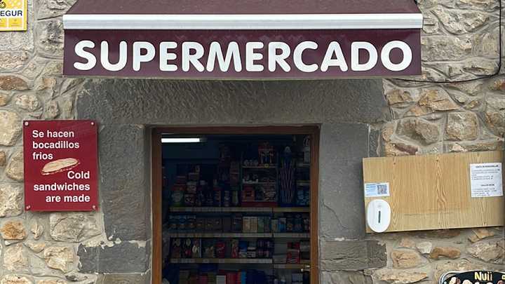 Fotografia tomada fuera de Alimentación Peñaquinera - Supermercado en Pendueles, Asturias