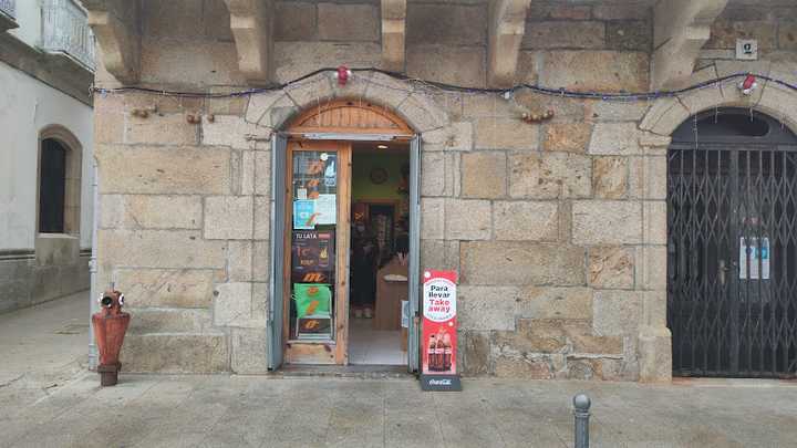 Fotografia tomada fuera de Don Caramelo - Tienda de golosinas en Cee, A Coruña