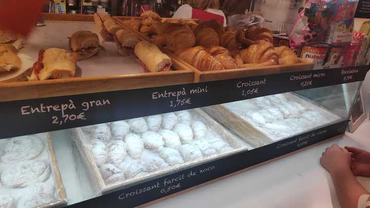 Fotografia tomada fuera de Dori Dori - cafeterías en Sant Celoni, Barcelona
