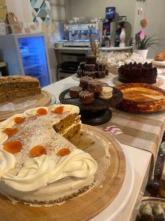 Fotografia tomada fuera de Dulce & More - Pastelería en Cabezón de la Sal, Cantabria