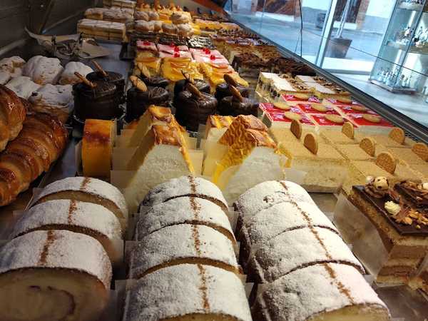 Fotografia tomada fuera de Dulcería Pastelería Nova Ruiz - Pastelería en Huelva, Huelva