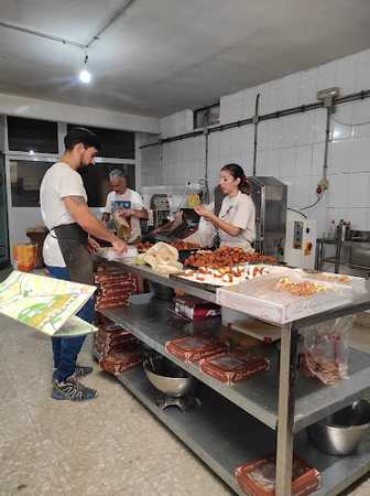 Fotografia tomada fuera de Dulces Hermanos Herrero - Pastelería en Hervás, Cáceres