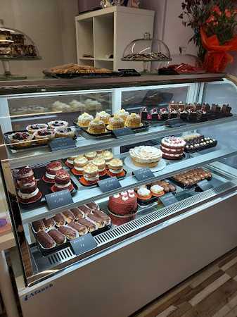 Fotografia tomada fuera de Dulciurile Crengutei - Pastelería en Santa Coloma de Gramenet, Barcelona
