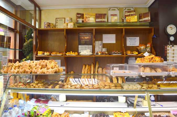 Fotografia tomada fuera de El Buen Gusto - Tienda de alimentación en Santo Domingo de la Calzada, La Rioja