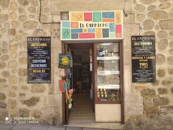 Fotografia tomada fuera de El Capricho - Comercio en Sigüenza, Guadalajara