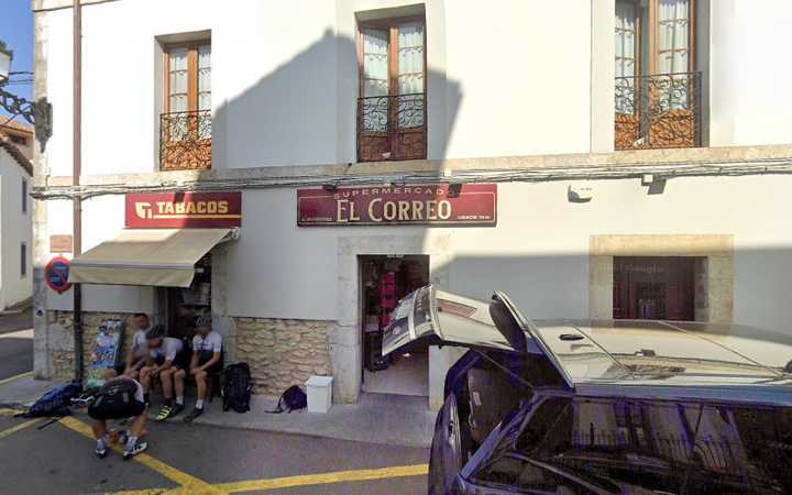 Fotografia tomada fuera de El Correo - Supermercado en Colombres, Asturias