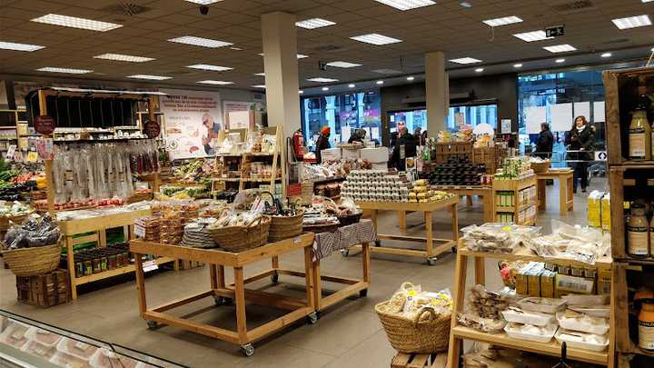 Fotografia tomada fuera de Ametller Origen - Tienda de alimentación en Olot, Girona