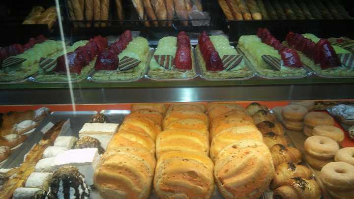Fotografia tomada fuera de El Forn del Poble - Panadería en Abrera, Barcelona