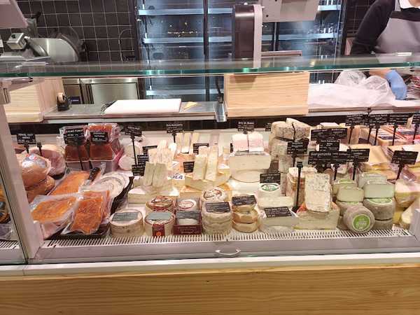 Fotografia tomada fuera de Ametller Origen - Tienda de alimentación en Figueres, Girona