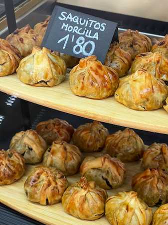 Fotografia tomada fuera de AMiguitas: Pastelería & Cafetería - Pastelería en Cornellà de Llobregat, Barcelona