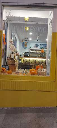 Fotografia tomada fuera de El molino, pan artesano de masa madre - Panadería en Torrelodones, Madrid