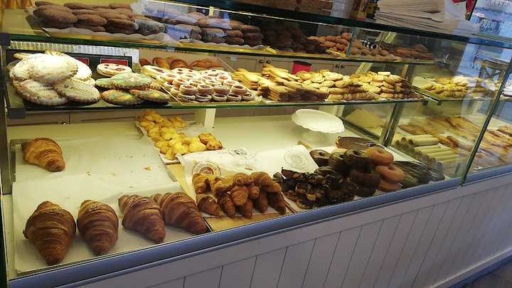 Fotografia tomada fuera de El Obrador de Valentin Baena. - Panadería en Madrid, Madrid
